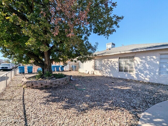 Foto del edificio - 1314 W Whitton Ave