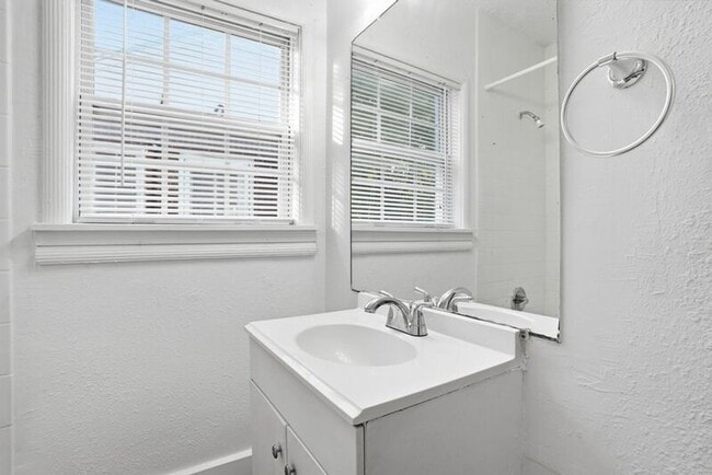 Building Photo - 1539 N Denver Ave