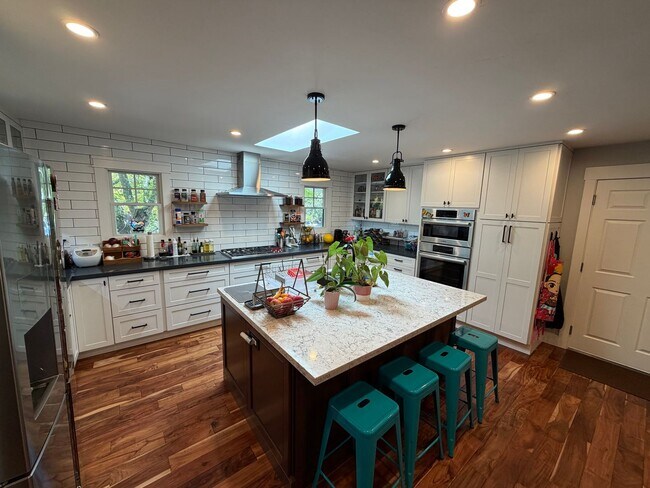 Foto del edificio - 5 Bed 4 Bath In Lafayette