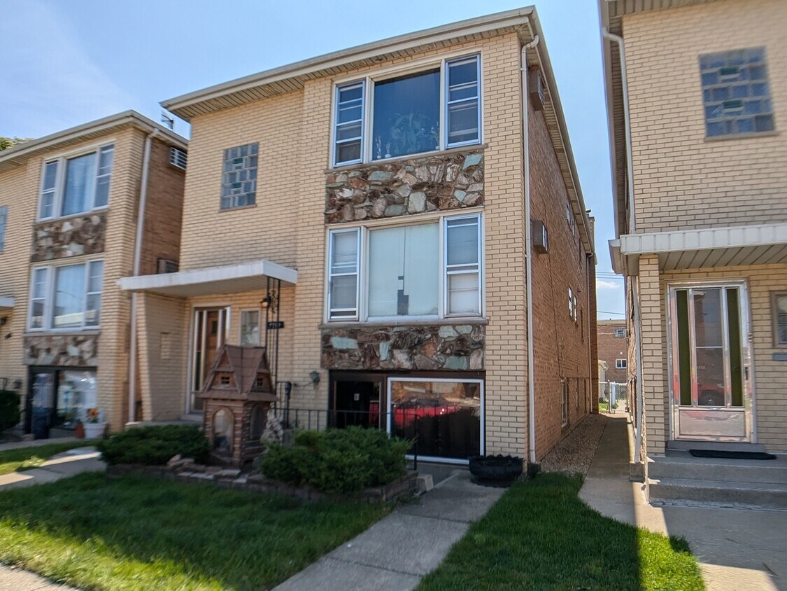 Primary Photo - 5701 S Archer Ave