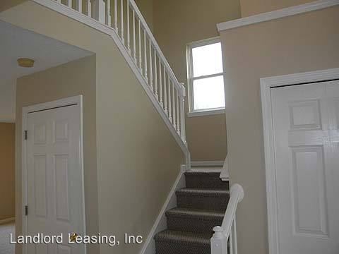 Building Photo - 8035 Oak Tree Dr N