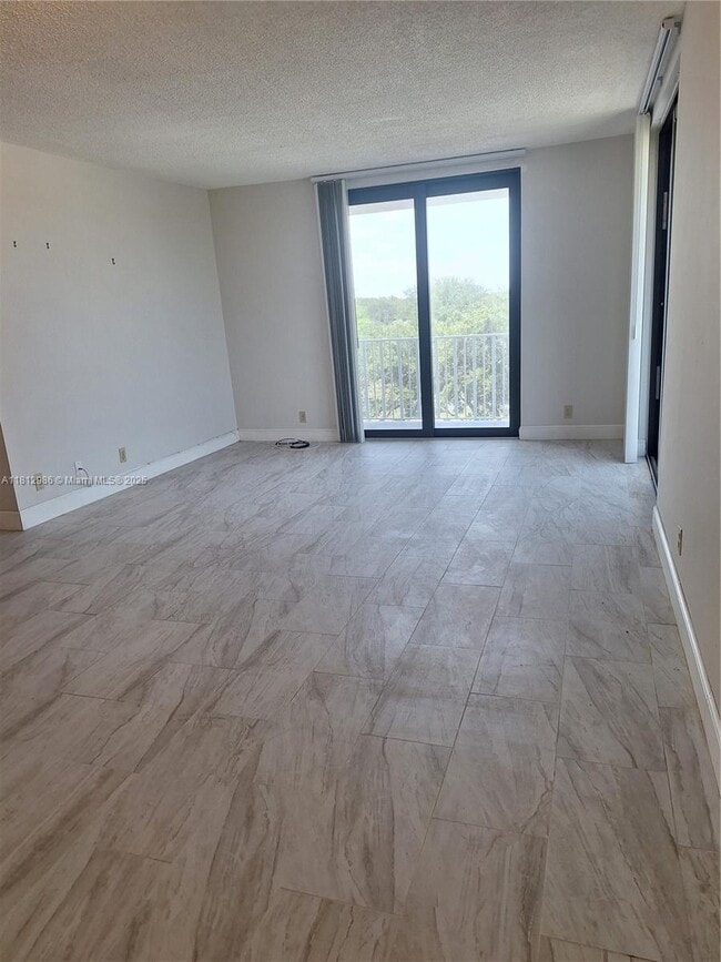 Building Photo - 901 Hillcrest Dr