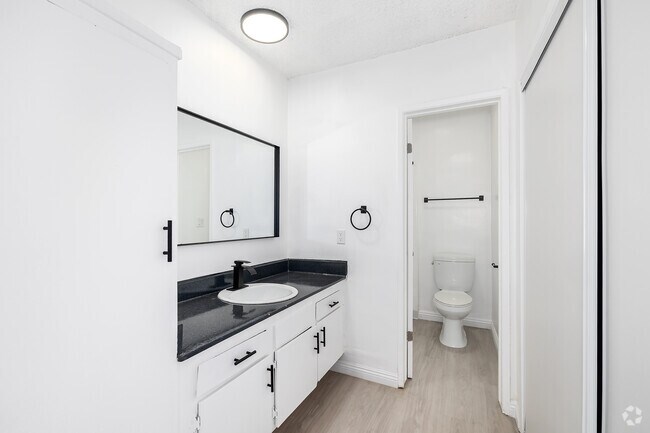 1 habitación, 1 baño - 695 pies cuadrados - Baño - Vanowen Plaza