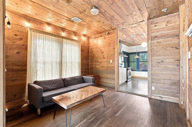 Foto del edificio - 1406 E 11th St