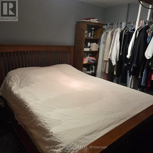 Photo du bâtiment - 7739 Priory Crescent