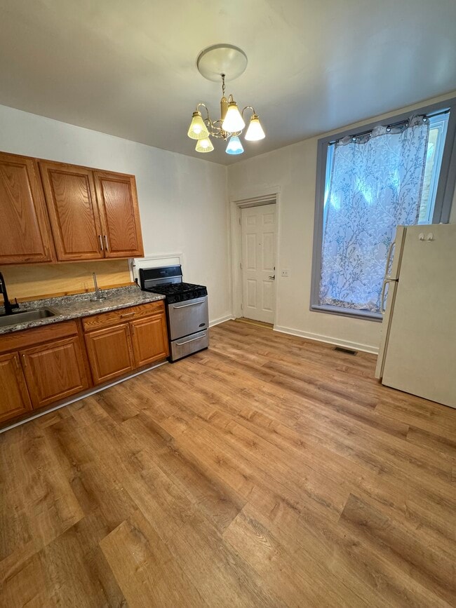 Building Photo - 917 W 35th St