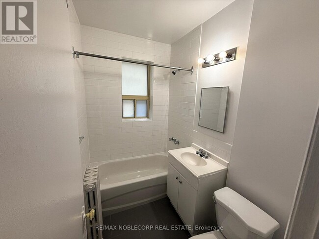 Building Photo - 1377 Bayview Ave