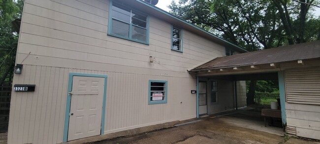Foto del edificio - Huge 4 bedroom/1 bath Downstairs unit with...