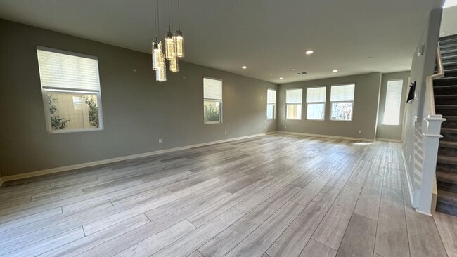 Building Photo - Gorgeous 4 Bedroom 2.5 Bathroom Home in Me...