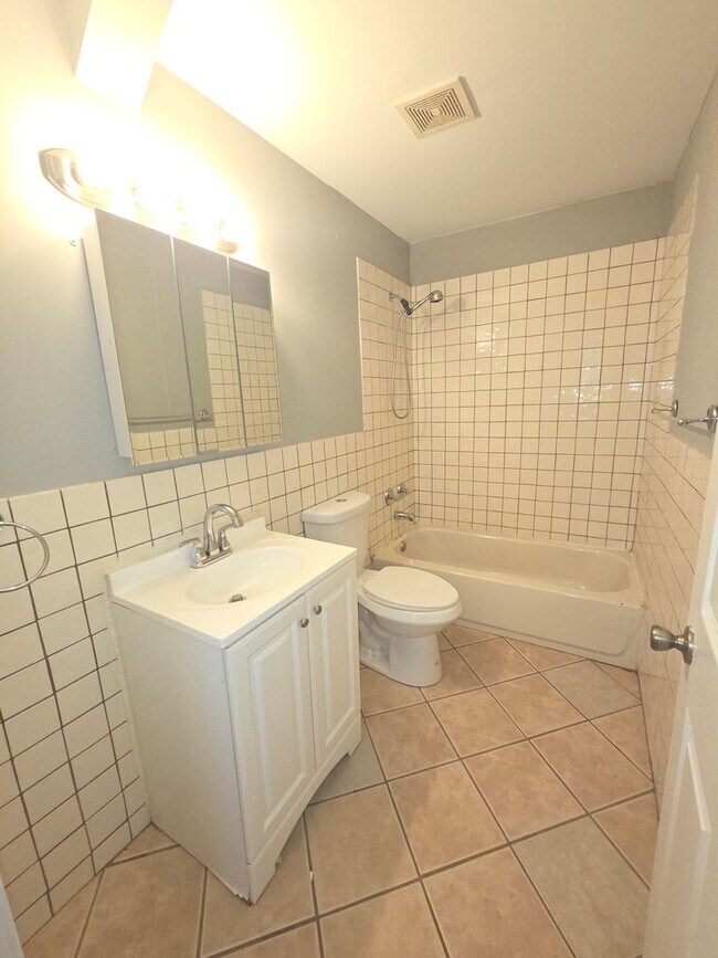 Foto del edificio - Single Family House with finished basement, garage, and backyard!