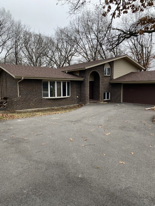 16w254 94th St, Willowbrook, IL 60527 House Rental in Willowbrook