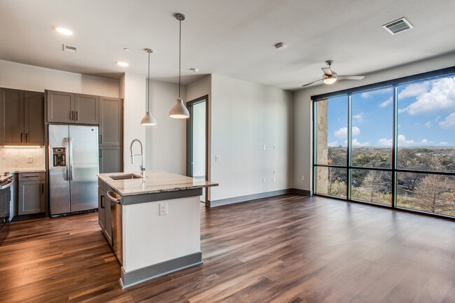 Building Photo - Aura Thirty2