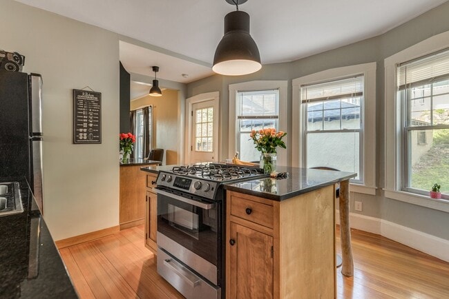 Building Photo - 106 Rockland St