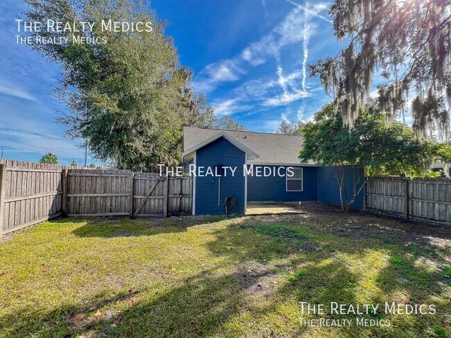 Building Photo - BEAUTIFUL 2/2 duplex in Eustis