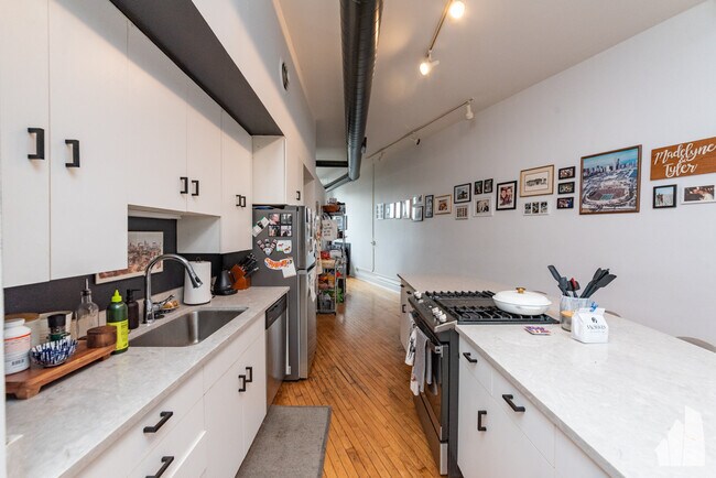Foto del edificio - 1466 N Milwaukee Ave