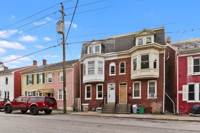 Building Photo - Spacious 5 Bedroom, 2 Bath Home in York City!