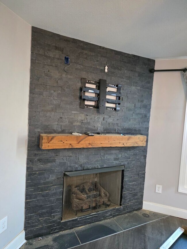 Foto del edificio - Fully Renovated 3 Bedroom Home Near Harrison Bay – Covered Deck & Fenced Yard