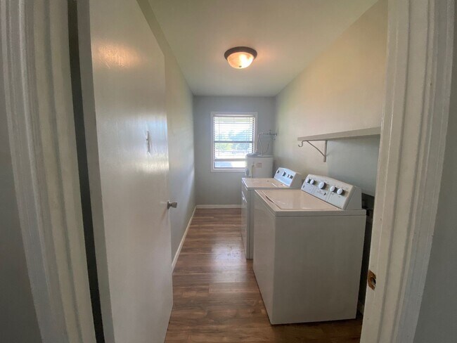 Building Photo - Great 2/1 with large yard