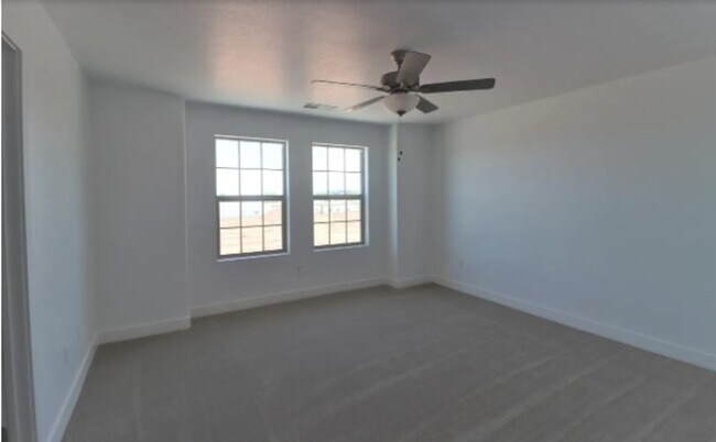 Foto del edificio - End Unit! 3 Bedroom House for Rent