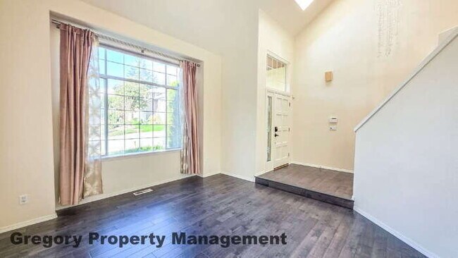 Building Photo - Light and Bright Home in the Desirable Upland View Neighborhood