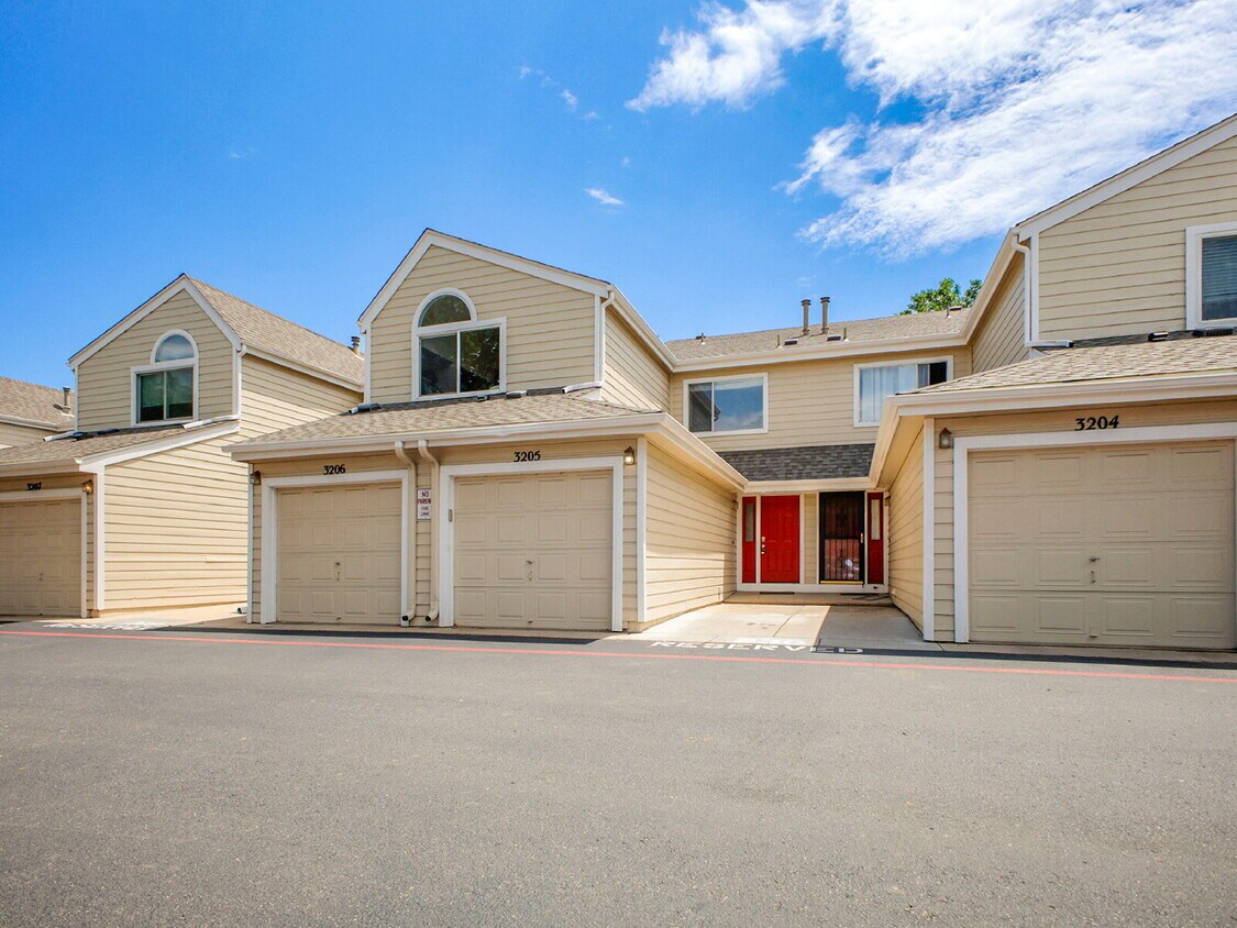 $2,395.00 2 bed, 2.5 bath townhome located... - $2,395.00 2 bed, 2.5 bath townhome located...