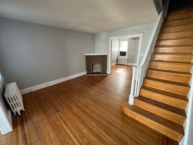 Building Photo - Gorgeous 3-Bedroom Townhome with One Car Garage! Available February 1st!