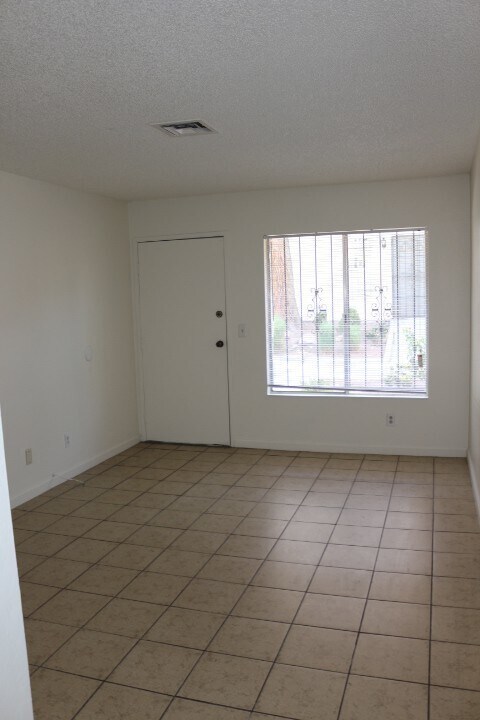 Foto del edificio - NO SHOWINGS UNTIL 12/15/25