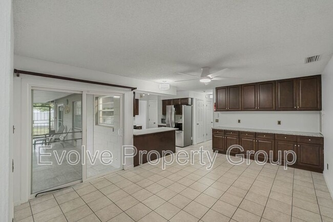 Foto del edificio - 724 Forest Glen Ct