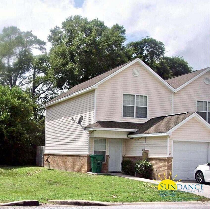 Foto principal - Spacious 2 Bedroom Townhouse near Hurlburt...