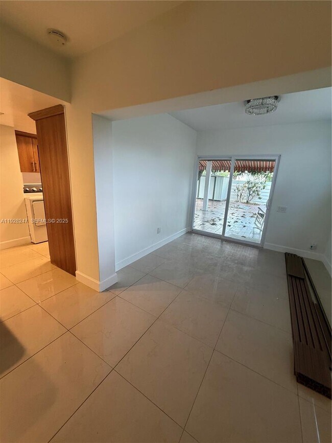 Foto del edificio - 7417 Twin Sabal Dr