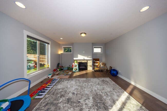 Foto del edificio - Beautiful Gated 3-Bedroom Home in Camas – Loft/family room, Bonus room, and Outdoor Living!