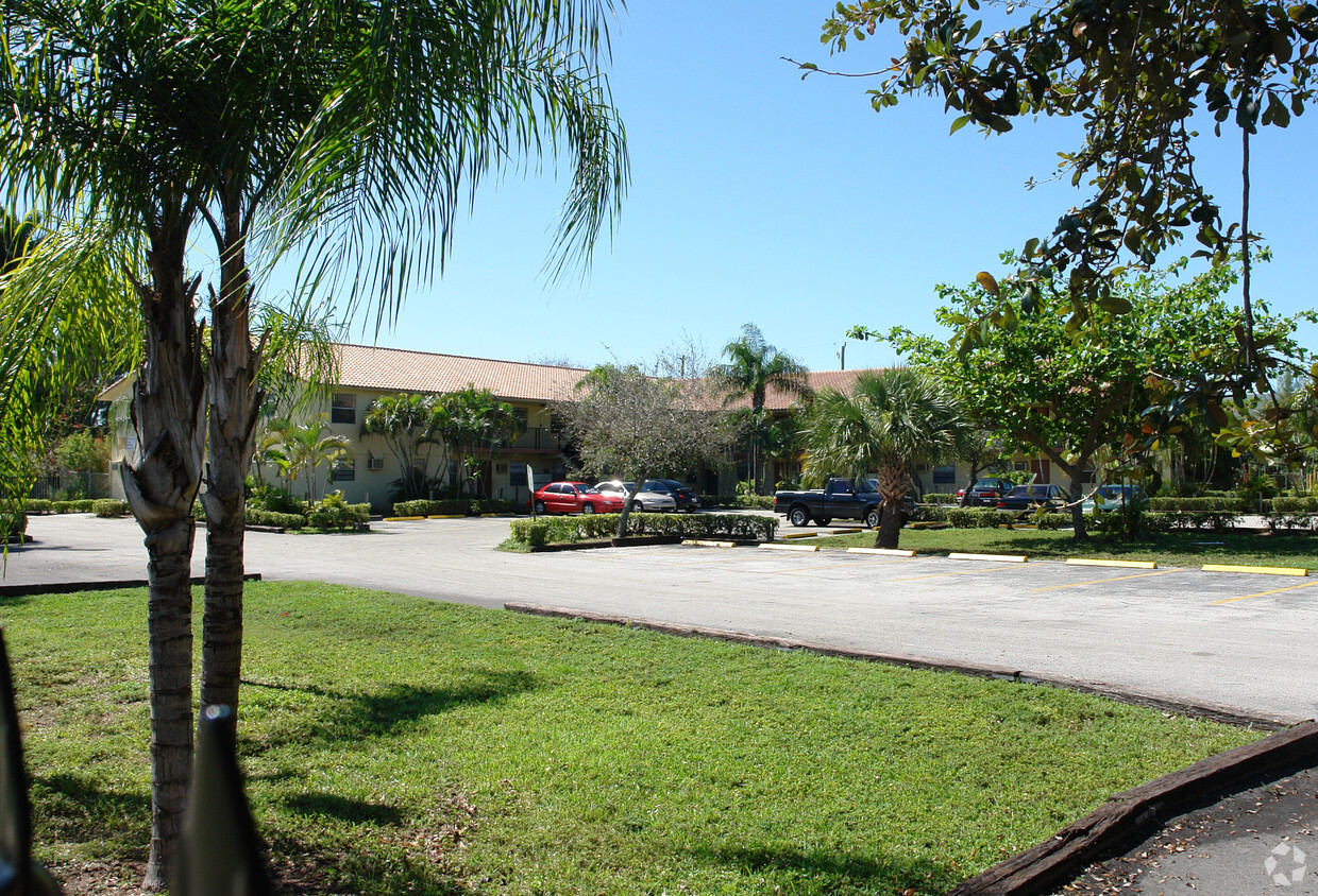 Primary Photo - Royal Palms Apartments