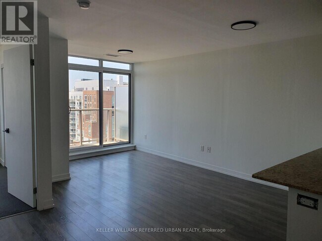 Photo du bâtiment - 816-1816 Lansdowne Ave