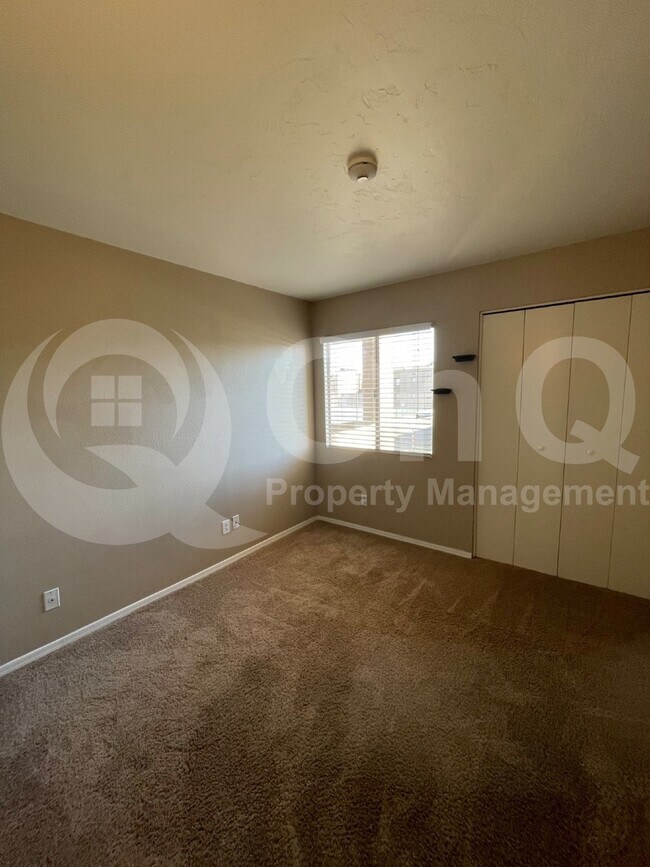 Foto del edificio - 1810 E Blacklidge Dr