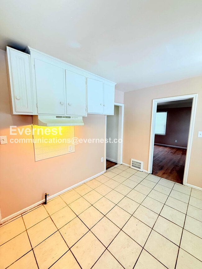 Building Photo - 8431 Rosemont Ave