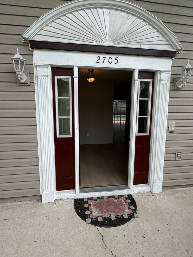 Foto del edificio - 2705 Cedarcrest Pl