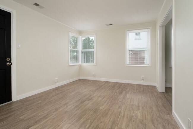 Foto del edificio - 3 Bed/1 Bath duplex