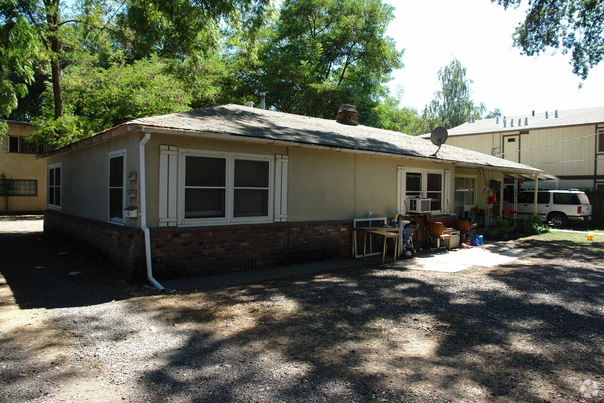 Primary Photo - 1175 E 8th St