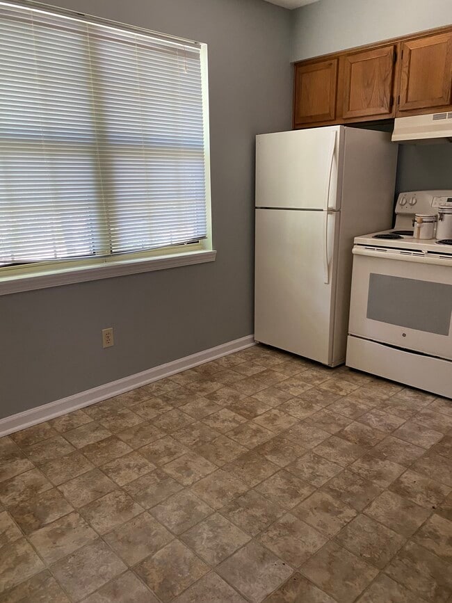 kitchen - 701 E Mount Vernon St