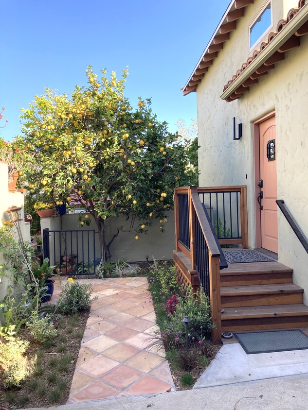 Landscaped front entrance. - 1735 Midvale Ave