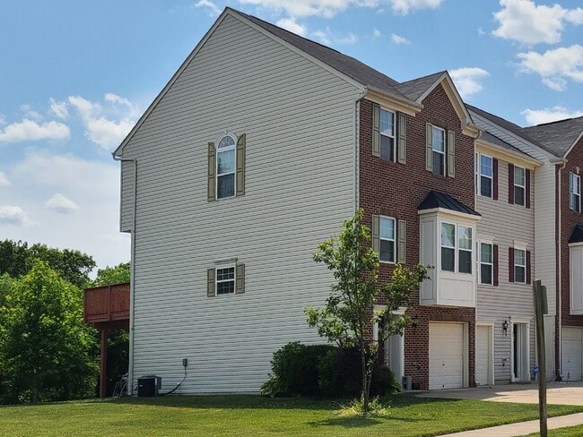 Building Photo - 3-Level TH, 3 BR, 2.5 BA, Garage