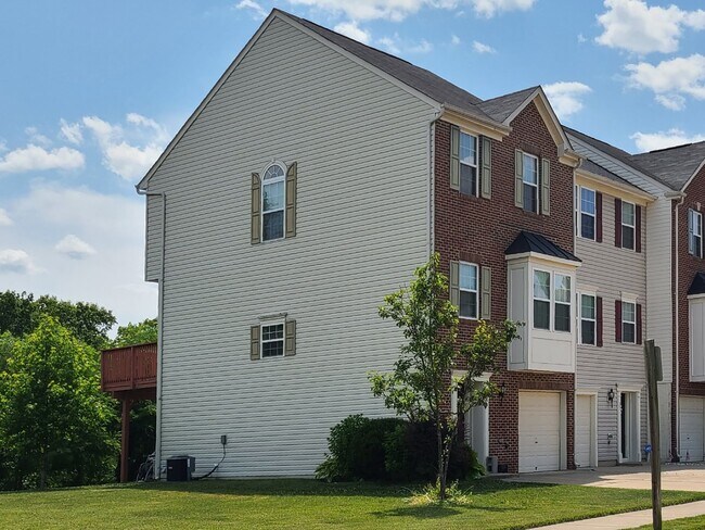 Foto del edificio - 3-Level TH, 3 BR, 2.5 BA, Garage