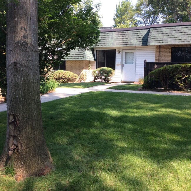 Building Photo - 468 Daryl Dr