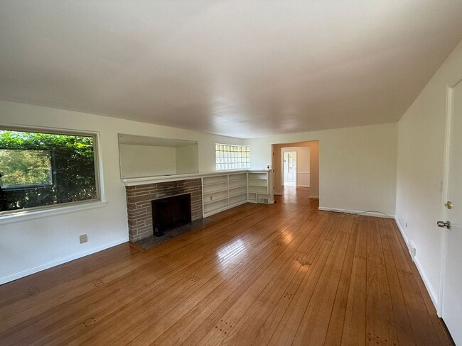 Building Photo - 2 Bedroom 2 Bathroom + Den Magnolia House!