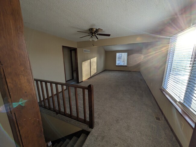 Building Photo - 16 NW Lakeview Blvd