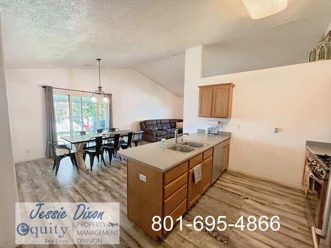 Building Photo - 1043 Sharp Mountain Dr