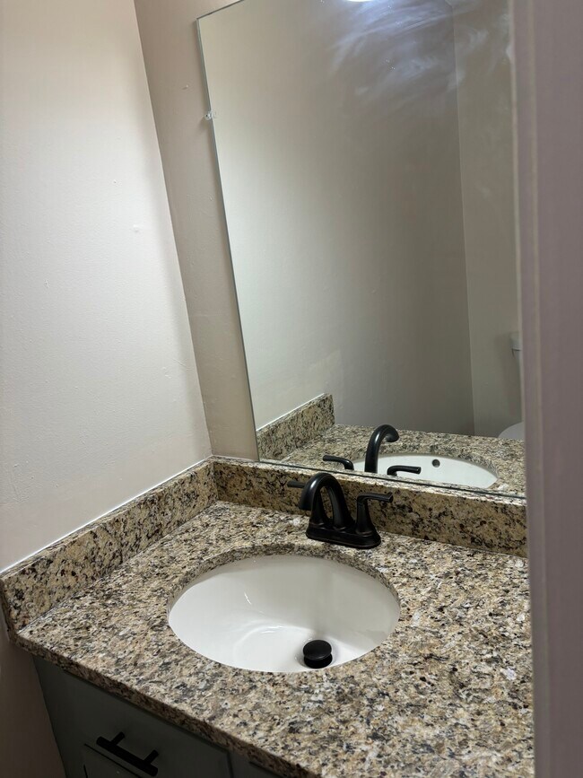 1/2 half bath - 25 Hurlburt St