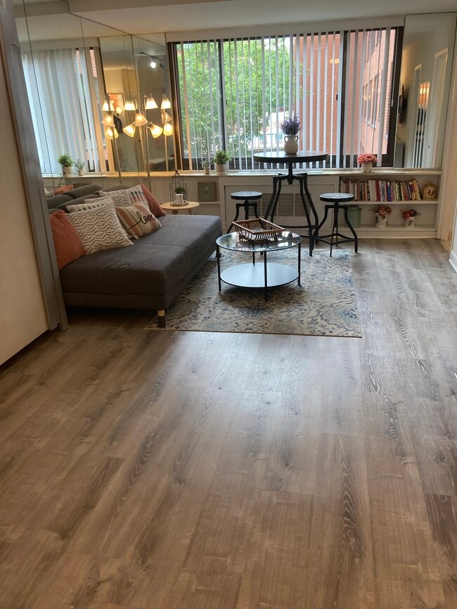 Foto del edificio - 1021 Arlington Blvd