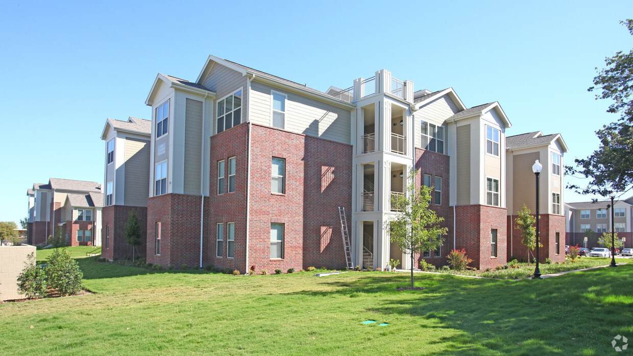 Building Photo - 1900 W Seminary Dr