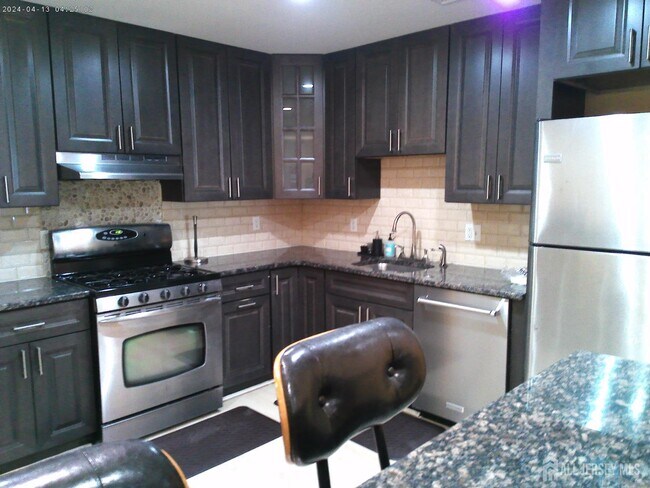 Building Photo - 228 Pinelli Dr